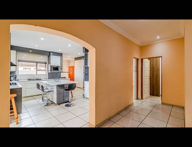 6 BEDROOM HOUSE FOR SALE IN PARKRAND